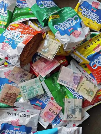 家人们!拆干脆面拆出“财富彩蛋”啦! 本来就想炫个干脆面,结果第一包摸到红彤彤的100元,以为是恶作剧道具,结果第二包又开出100元,第三包10元、第四包5元!吃了这么多年干脆面,第一次碰上这事儿,这哪是干脆面,明明是“幸运面”!感觉自己开启了神秘隐藏玩法,谁知道下一包还能开出啥,这惊喜感直接拉满,友友们赶紧去拆,说不定下一个幸运儿就是你~#好趣味干脆面 #中奖 #惊喜 #万万想不到#万万没想 到
