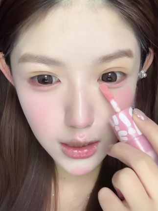 直接一笔两笔三笔,搓搓搓搓搓就是韩女水光粉白片,这哪里还需要水光棒啊?#日常妆 #新手化妆教程 #腮红 #腮红打法 #腮红推荐