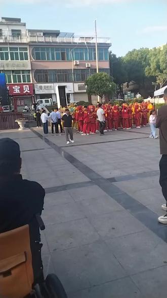 在广场见到网红丹江哥了