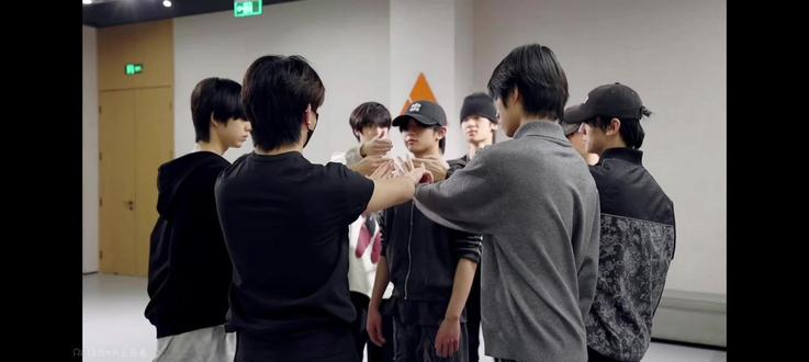 第一次试着剪🩵🩷🩵🩷🩵🩷(lm新音联排纪录片糖点)
#橹穆 #lm #排练花絮