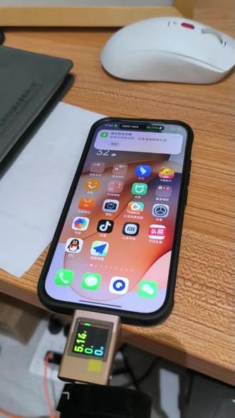 小米手机售后马上就要第二次了 上次小米17pro因为充电和发烫的问题,走了售后的只换不修,换了一台新机,结果才几天,又翻车了,我也是一整个大无语,充20分钟,冲进去10%,原装充电器,然后我为了证明,就花钱买了个功率计,结果如视频,被锁8W功率了,不管用原装的还是第三方的,就是8W。其他小米,华为,苹果都没问题,就这台,我也是服了。#小米充电问题 @雷军 @卢伟冰 @小米手机 ,售后电话说因为我用了功率计,所以导致没激活快充,我说其他手机都没问题,而且是因为慢我才买的功率计证明的,约不到周末的售后,只能工作日再去。哎,这种操作就很伤米粉心。