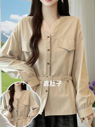 #夏季干净风穿搭 家人们看过来!今天上这款超绝的V领衬衫 ,深灰色调高级又百搭。V领设计修饰脖颈线条,视觉上拉长比例,自带松弛感~   两侧立体口袋+明线装饰,细节拉满!腰间腰带一系,随意凹出小蛮腰,不系又能当宽松男友风穿,一衣多穿太香啦 !灯笼袖藏肉又显氛围感,搭配我身上这种浅色阔腿裤,日常出街、通勤都超适配,简约又时尚 。喜欢这种随性时髦感的姐妹,别犹豫,点击下方购物车,赶紧入手一件,轻松拿捏穿搭高级感 !#夏日穿搭小心机#梨形身材夏季穿搭#大码女装#夏秋穿搭小过度@抖加🔥上热门🔥dou+🔥热点宝