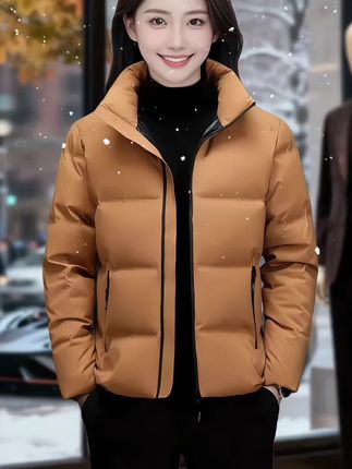 皮尔卡丹高端男士立领保暖羽绒服 男士们看过来!皮尔卡丹高端白鸭绒羽绒服闪亮登场,冬日保暖就选它。立领设计,为你抵御冬日寒风,贴心守护颈部温暖。短款面包服版型,潮流感十足,轻松打造时尚造型,告别冬日沉闷。内里填充高品质白鸭绒,轻柔保暖,仿佛被温暖拥抱。这款羽绒服防风性能超赞,即使在狂风中也能保持温暖。皮尔卡丹品牌出品,品质有保障,细节彰显高端。这个冬天,穿上它,保暖与时尚兼得,赶紧下单,开启温暖时尚之旅!#羽绒服 #男士外套 #高品质羽绒服 #男士羽绒服 #时尚羽绒服