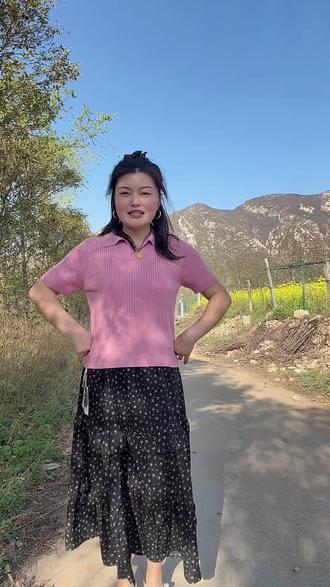 你们的嘴巴是真严呀,我到现在才知道针织面料的短袖好舒服,关键还显瘦。#嘿嘿服饰#嘿嘿服饰大女主#针织短袖#微胖穿搭