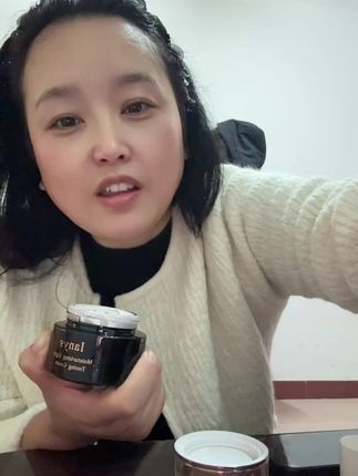 这几天翻新家里,也没时间给自己化妆,早上起来洗完脸,懒人素颜霜上脸,简单便捷,一抹遮瑕一抹亮肤,省事省力又省时,上班赶时间的,平时不喜欢化妆的可以试试,特别滋润。
