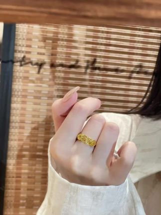 戴完一整个爱住的五帝钱戒指,出门逛街随意搭配都好看,叫上姐妹一起安排#首饰分享 #时尚饰品 #戒指 #饰品搭配 #这也太好看了