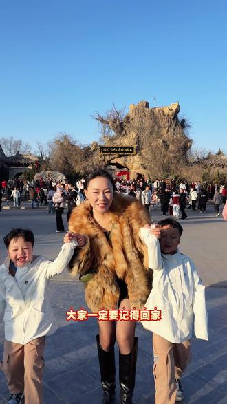 洪洞的家人们,过年别在家闷着了!槐香启新岁,根脉迎新春,槐树里街区彻底燃爆!#大槐树#洪洞大槐树#槐树里