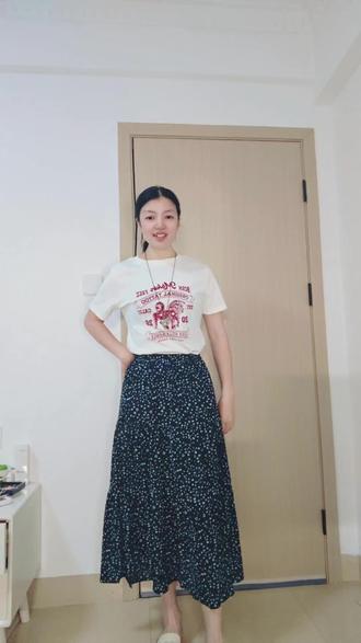 今日的温柔风穿搭是嘿嘿服饰给的~ #碎花半身裙 #小碎花半身裙 #碎花裙 #碎花裙搭配 #嘿嘿服饰