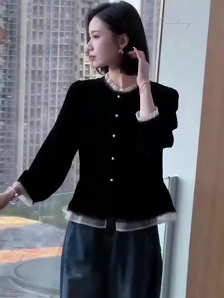 这件假两件衬衫我真的太爱了,穿上它我就是韩剧女主。它的版型很宽松,特别藏肉,不管你是胖还是瘦都能穿,而且它是那种很有质感的料子,摸起来软绵绵的,穿着也很舒服。关键是它的价格还很便宜,性价比超高,喜欢的姐妹赶紧冲啊!点击下方链接就能购买!#今日穿搭