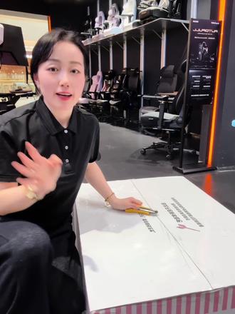 AutoFull傲风×Chiikawa正版联名电竞椅
谁懂啊!傲风×吉伊卡哇电竞椅直接萌晕我
家人们!新到的傲风吉伊卡哇联名款真的太可爱了!!
一整个被三只小可爱包围的幸福感谁懂啊😭
小八、乌萨奇、吉伊,每只都软fufu的
细节直接拉满!头枕、靠背、坐垫全是萌系设计
连地垫都印满了吉伊卡哇,坐上去感觉打游戏都变甜了✨
颜值和舒适度双在线,少女心直接被狠狠拿捏住
不管是打游戏还是办公,坐一整天都超舒服
谁能拒绝一屋子吉伊卡哇啊!!
#傲风电竞椅 #吉伊卡哇 #chiikawa #联名款 #少女心好物