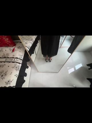 不累脚、不臭脚哈,上脚特别舒服哈。我今天给姐妹要分享个小单鞋,穿在脚上特别舒服,一点点它都不累脚的。真皮的哈,外面是个羊皮绒的,里面的是个猪鞋,然后跟高有三个三公分、五公分、七公分。我不喜欢穿高跟鞋,我穿的跟不高,只有三公分。他这个款式简单又大方啊,不挑脚型的。脚背有点高,或者脚掌有点宽,或者脚有点肥。三十五能穿四十一,尺码做的非常标准。你正码正牌就行了,都是个绒面的,非常好打理的。他这个鞋子的话就不很百搭,你配个裙子配个裤子穿都非常好看哈,有因危险售后有保障的哈,喜欢咱们小黄车放心拍。#鞋子#高跟鞋#细跟高跟鞋