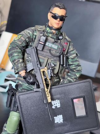1:6仿真关节可动人偶,桌面上的兵哥哥场景 30厘米高这个尺寸很合适,布料做的衣服很有质感,身体关节很灵活,小道具做的真的不赖,纹理和细节都还原了,必须分享#军迷发烧友 #模玩 #男孩玩具 #男生礼物 #军事模型
