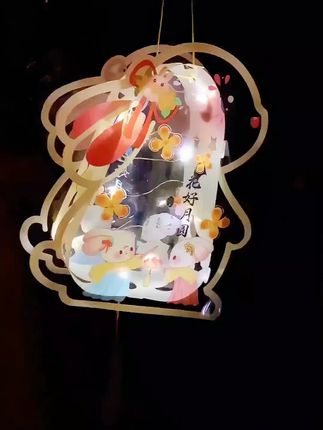 今年的中秋,手工就做一个不一样的吧,超简单的实木宫灯,它竟然还是可以发光的耶!所有配件齐全,只需拼拼插插,再将灯片和底座组装起来,超酷的!中秋宫灯就完成了!这要是带出去遛弯,不得羡煞旁人啊!这么简单又好看的宫灯,一定要给宝贝安排上!#好物分享 #花灯 #手工diy #中秋花灯