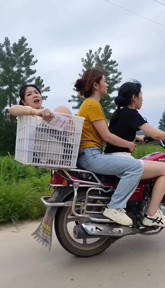 三姐妹同骑一车,篮子装人不装菜,笑到扶墙!🤣🛵 9.9米文胸抢起来😂😂😂#给她们来点笑料 #姐妹们笑疯了