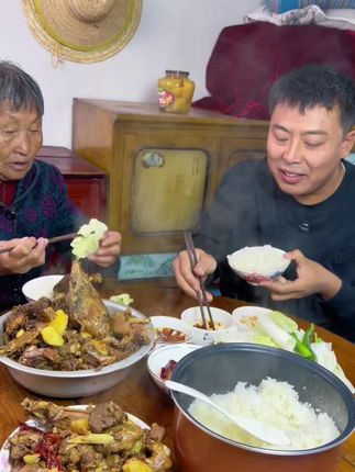 #乡村美食生活记录 #铁锅炖大鹅 #下雪啦 下雪炖大鹅