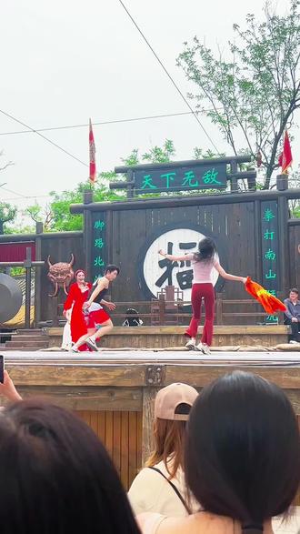 万岁山欢乐时刻上线~魔芋爽和赤赤在万岁山玩嗨了
#魔丸灵珠大闹万岁山 #万岁山来了个舞蹈王者 #万岁山二娘 #万岁山斗舞还是太有节目了 #中国舞赤赤