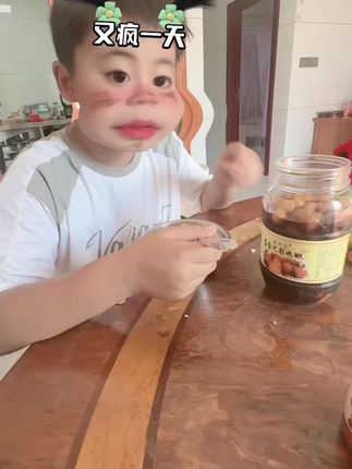 小朋友饿了为自己做鸡蛋炒饭,从小培养#七彩椒泡酱油 #好物推荐🔥 小朋友都可以吃的七彩泡椒