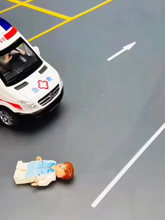 孩子过家家喜欢玩的合金五开门救护车玩具来啦!让孩子不惧怕看医生#儿童玩具 #送给孩子好玩的礼物 #玩具车 #救护车玩具 #618好物节