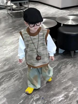 接下来就是🧶针织、🍂落叶、🥤奶茶、🌰糖炒栗子、还有你在的秋天~#流光琥珀穿搭 #宝妈情感共鸣 #韩系穿搭 #男童穿搭分享 #针织衫穿搭