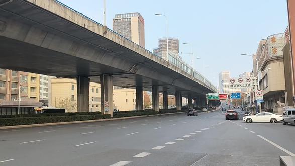 合肥公交集团金牛路接驳专线 开往方向(三十四中→三十四中) 为方便金牛路沿线市民出行和换乘地铁2号线西七里塘站,经现场勘查,合肥公交集团自2025年12月24日起开通金牛路接驳专线,具体如下:
线路走向:从“三十四中”站发车,经长江西路、长江西路与半店路交口调头、长江西路、金牛路、史河路、北分路、高刘路、金牛路、长江西路、长江西路与潜山路交口调头、长江西路,抵达“三十四中”站。
停靠站点:三十四中、松芝万象城、金水里文化产业园、理想年代、庐阳佳苑E组东门、颐和佳苑小学、颐和花园清苑西门、海亚当代、龙居社区、锦龙居东门、颐和佳苑小学、庐阳佳苑E组东门、理想年代、金水里文化产业园、三十四中。
服务时间:三十四中6:10-10:30、15:30-19:00。
线路票价:基础票价2元/人;使用合肥通通用储值卡刷卡、现金及各类移动支付实行五折优惠,即1元/人;持合肥通各类优惠、免费卡刷卡乘车享受原有优、免票价折扣不变。