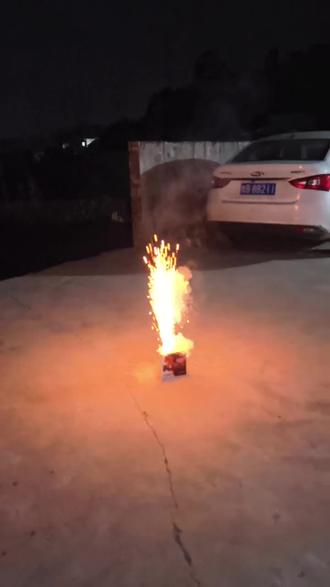 35块的火凤凰三分钟不比50块的加特林香吗😁#烟花 #烟花秀 #火凤凰