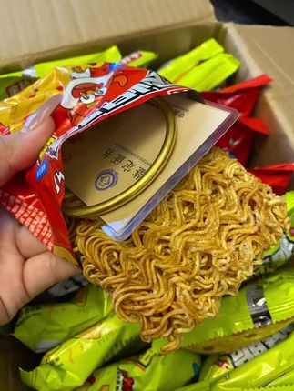 箱箱有,真的箱箱有!哈哈哈哈哈!余校长你配享太庙!! 有消费者吃干脆面硌掉了牙齿!老板急疯了,立马决定拿出1000万换成等价值黄金回馈所有消费者!现在买干脆面每一箱都有黄金!冲冲冲!#余校长干脆面赔了1000万 #干脆面 #箱箱塞黄金 #惊喜