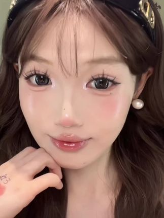 又找到人生唇釉了!秒成膜!不粘嘴不拉丝儿…涂上嘴巴嘟嘟嫩嫩的!!#柚子小西唇釉 #试色 #唇釉试色#镜面唇釉 #不沾杯不掉色唇釉  推荐1加4