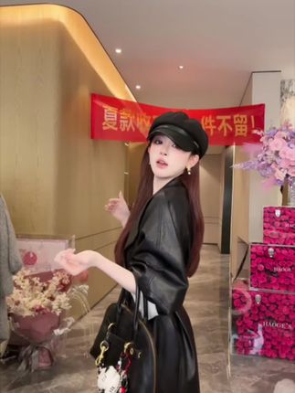 姐妹们这件皮衣上身直接美到封神,气质直接拉满,经典宽松版型,不挑身材,很显瘦,谁穿谁好看#皮衣外套 #百搭单品必备 #分享时尚穿搭 #百搭单品秋冬 #高级感穿搭