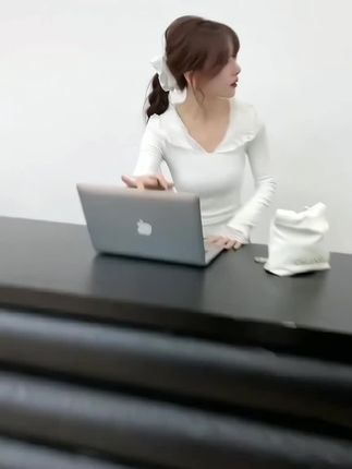 姐妹们,这件蕾丝拼接打底衫也太好看了吧,纯欲又温柔!随意搭配外套牛仔裤都很好看,软软糯糯好亲肤#打底衫 #蕾丝 #显瘦穿搭 #蕾丝打底衫 #爆款热卖中