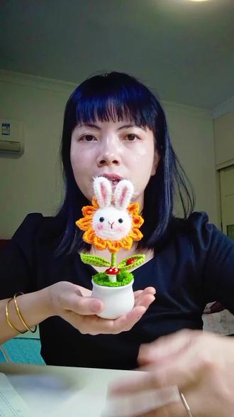 摇摇乐兔子向日葵盆栽(附图解) 蹦蹦跳跳真可爱,兔子向日葵🌻盆栽🈶图解哦!想钩的姐妹们快点动起来手来吧!期待你们的作品哦!#小盆栽 #爱钩织 #做手工我是认真的 #手工治愈日常分享 #抖音小助手dou上热门