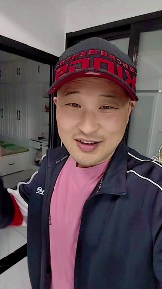 男女之间呢,不聊点隐私的话题就失去了交往的意义啊。其实,真正在认真对待感情的人并不多,大家都只是在假装正经而已。感情也不是聊出来的,而是坏出来的。男人和女人在一起,就应该聊一聊那些该聊的话题,不然还不如不聊。那些看似不正经的人也不一定坏,他只是比较直接而已。毕竟,男女之间的交往,最终的目的都差不多,说说你的看法!#纯爷们儿 #主打就是一个真实 #聊天 #男人女人 #男女聊天会聊出感情吗