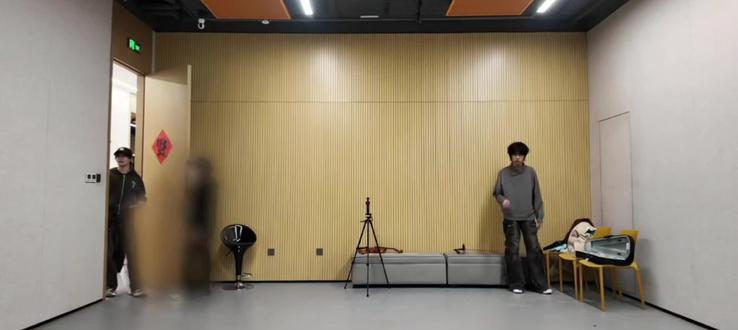 #橹穆 #橹穆星途璀璨 #王橹杰穆祉丞 #王橹杰壁纸 #壁纸一周年快乐 2025年2.15日你的壁纸第一次完整的暴露在大众视线下 从那一刻起你们两人的命运便将缠绕在了一起 有了后面7.13号的不心动挑战 而在此之前 人们也开始了一场深扒你过去痕迹的比赛,想要从你这里试图再发现些什么 可是发现的太多 太深刻 原来那份喜欢是如此之重 从23年哥哥把你从角落里拉出你紧接着的wyyai照 还有那句特指性很强的“祝你星途璀璨” 又从哥哥没能成团出道时你在飞机上捂眼难过 再到后面从失而复得的惊喜转化成了一句“落叶知秋 我还以为你不说再见就走了” 那个笨笨的给师兄在楼道过生日的你会想到你们现在居然能够如此熟络了吗 大抵是上天瞧不起你笨 替你泄露半分 不然不知道这场无声的暗恋最后要如何收尾 可是哥哥 那你呢 爱上哥哥难道不是哥哥的错吗 我一次又一次的通过王橹杰的视角 我承认 在他的视角中 他只会一次又一次的爱上你 你一次又一次的下意识解围 你明明有那么多的机会你可以去解释,可是你没有,你在讨厌和喜欢之间,你选择了纵容 老师说王橹杰跳的不到位 你就说困了 老师说王橹杰感觉不太够 你说没觉得老师说王橹杰唱不出咋办 你说没事儿老师说王橹杰这没人救你 你立马接话所以爱上哥哥真的是人之常情 你说你一直是你 是啊 你一直是这样 一直是如此的骑士精神 一次又一次的把师弟护在身后🥹当你问弟弟看球的时候 是不是也想到了那个炎热的夏天 原来 弟弟不看球 原来弟弟是真的坐在那儿看我打了半个小时的球🥹看的不是球 是你🥹 橹橹呢,再问多大年龄的时候 是真的不知道吗,你当然比任何人都知道 你知道他的心酸他的苦水和泪水 你知道那场马来西亚的大雨 你知道他翘起的鬓角 心软的性格 但你不敢说 因为你怕你多说的话会再次像壁纸那样成为惊天动地的舆论 你害怕给他带来压力 所以你只敢说,其实我应该知道你是18岁 所以你也想到了那个炎热的夏天,双手交错的瞬间,你低头不语时 你知道 假话说不出口,真话不能说出来 🥹
这个纪录片看的我一直哭 可能是我太过于感性,可是我一帧一帧的看到你们两个从五个字再到七个字再到现在终于不用在数你们说的这是第几个字的时候 我潸然泪下 我在想 可能我看到你们两个同框 我就很开心 我看到你们两个静静的坐下来,彼此互相讨论,互相了解的过程,我就很幸福 谢谢你们带给我这个寒假 最幸福的日子