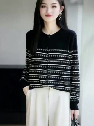 这是一款经典黑白配色的针织开衫,圆领设计简约大方,纽扣开合方便穿脱。衣身采用黑白条纹与精致花纹相间的图案,时尚又具细节感。针织面料柔软舒适,版型宽松显瘦,可内搭衬衫或单穿,搭配白色阔腿裤、半身裙都很合适,轻松打造出优雅知性的风格,是春秋季节百搭的时尚单品。#针织开衫#针织衫毛衣 #羊毛针织开衫 #秋季穿搭 #时尚穿搭 @抖加上热门 @抖加上热门 @抖加🔥上热门🔥dou+🔥热点宝