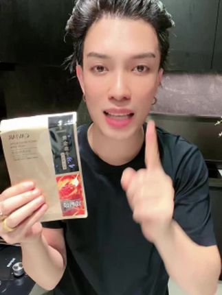 原来梅妈这么年轻居然是用了黄金鱼子酱熬夜补水去黄面膜贴!!现在福利价只需要99元到手5盒!!#一枝梅爱唱歌 #一枝梅 #好物推荐🔥 #面膜 #护肤