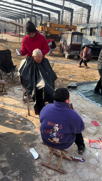 多希望普通话姐姐的余生里能够岁月静好…也希望这个家庭能够慢慢改善好起来。更希望小豪能够把理发坚持下去,保障生活生存下去。我和海杰也就放心了。#情感