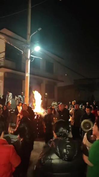 正月十五回东青堆点旺火、敲锣鼓、放焰火,这才是元宵节的顶级浪漫!一边是烟火人间,一边是团圆暖意。#清徐放焰火#东青堆村#元宵节#贾和平