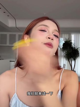天热了,该穿小吊带了姐妹们,出门别光知道把脸画的可精致,脖子也带摸摸,胳膊腿都摸摸,要不然色差老大#好物推荐🔥 #防水防汗不脱妆 #身体素颜霜