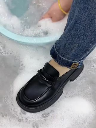 #创作灵感 姐妹们,你们要的新款学院风小单鞋 来了,洗衣服能穿,做饭能穿,外出能穿,轻便舒适#好穿又好搭#防滑耐磨#小皮鞋