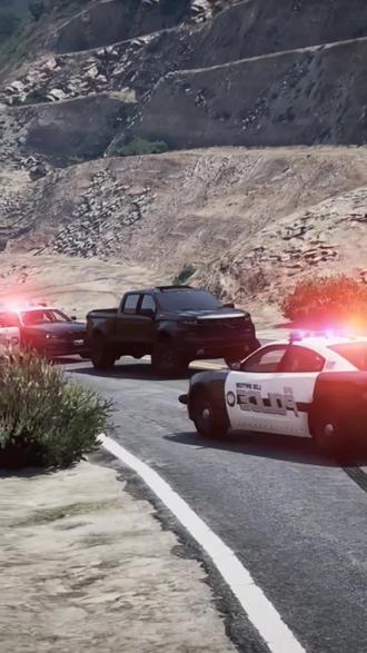 警车追逐皮卡,皮卡直接爬山逃脱通缉了#硬派越野 #汽车 #游戏
