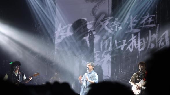 第一次感受livehouse里的摇滚,被挤麻了也被堵的什么都看不见,开火车也看不起来,真的难受透了#犬儒乐队 #兰州破晓艺术中心