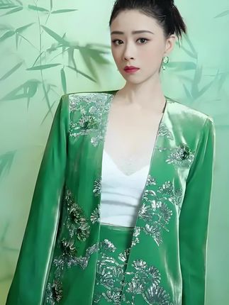 不是,看把咱姐都饿成啥样了,就让她吃一个又咋了#蒋欣#华妃#减肥#护食 #减肥日常