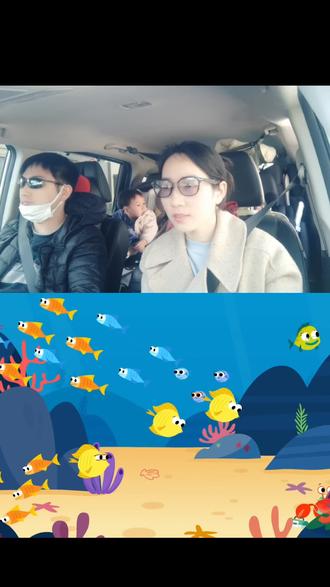 1.5岁+二宝英语启蒙sss儿歌每周3首👂Baby Shark (Hungry Sharks 版):
(每一段都是:句子 ×1 + doo doo… ×3 + 句子 ×1)
1. Baby shark
宝宝鲨鱼
2. Mama shark
妈妈鲨鱼
3. Papa shark
爸爸鲨鱼
4. Grandma shark
奶奶鲨鱼
5. Grandpa shark
爷爷鲨鱼
6. Hungry sharks
饥饿的鲨鱼
7. Little fish
小鱼
8. Swim away
游走啦
9. Swim faster
游快点
10. Safe at last
终于安全啦
11. Bye bye sharks
再见啦,鲨鱼#记录车里的我们 #sss儿歌 #sss儿歌英语启蒙 #sss儿歌视频 #英语启蒙