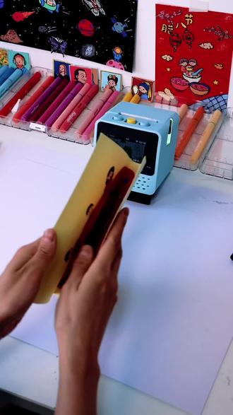 【AI玩具】用小龙AI贴纸机画年夜饭,新年快乐跟小龙一起,用AI贴纸机画一桌年夜饭啦!鱼、饺子、汤圆、红烧肉⋯⋯想吃什么画什么,新年贴纸超有年味~#AI玩具 #贴纸盒stickerbox #AI打印机 #儿童玩具 #儿童绘画