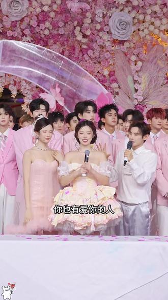 谁懂啊!大舞台送礼物环节峻伊 × 妹妹甜度超标💘他专门买她爱吃的零食做花束 就这样宠 递礼物时的对视、自然小动作,暗戳戳的温柔最杀 伊颜悦色就是坠吊的纯元 CP#龙浩天妹妹 #峻伊 #伊颜悦色 #纯元cp