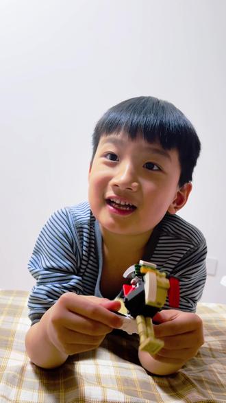 四套乐高零散件,拼出了他的“鸵鸟飞行号”,自带挡风玻璃,讲解比我上班汇报还清晰😂 人类幼崽的创造力,真的给我上了一课!#乐高 #儿童创造力 #人类幼崽的脑洞 #亲子日常 #你的孩子也是这样玩吗😂😂😂😄