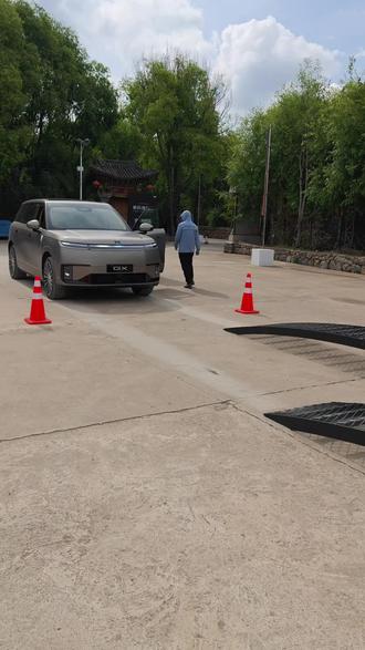 小鹏GX这个抗扭强度真牛啊! 之前这儿有一些车型在交叉轴上,没法关闭后备箱,闹得沸沸扬扬的。
这次小鹏gx也来挑战一下,轻松拿捏!无论是关闭后备箱,车门还是极限脱困都是轻轻松松的!强!
#小鹏GX极限脱困五车门轻松开 #小鹏汽车 #小鹏GX #suv #越野