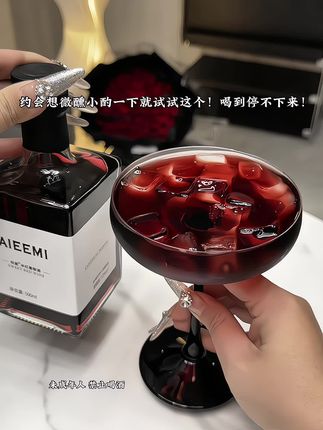 男朋友送的香水瓶半甜红酒!好喝到心坎里了!打开是非常成熟的黑李子,樱桃的味道!喝一口,果味在嘴里炸开,单宁柔和不涩口!新手闭眼入,老手也会被惊艳到!#强烈推荐 #喝一杯 #半甜红葡萄酒 #微醺时刻 #好喝不贵