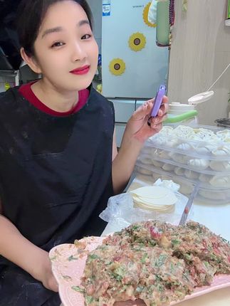 今日幸福来源于吃饺子🥟🥟🥟生活就是柴米油盐,自己动手,快乐加倍,快乐不够,饺子来凑!陷是自己调的,饺子是自己包的,包饺子全靠运气,咸淡全凭手艺!🤪🤪🤪@#看过来