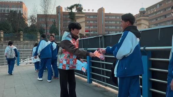 最近失踪的同学很多很多!你们也要保护好自己!愿失踪的他们早日回家#宝贝回家 @DOU来跳舞 DOU来跳舞 #@DOU+上热门 上热门
#学校