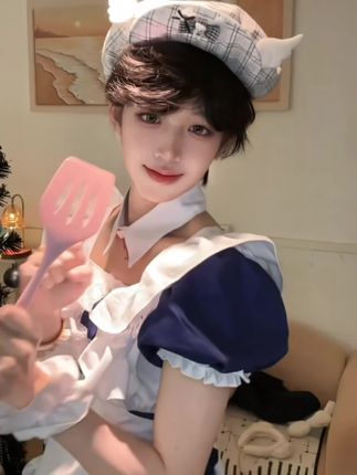 男朋友握机观看中…..